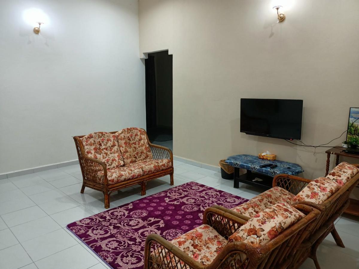 Ummi'S Homestay Kuala Besut Kampong Baru Esterno foto